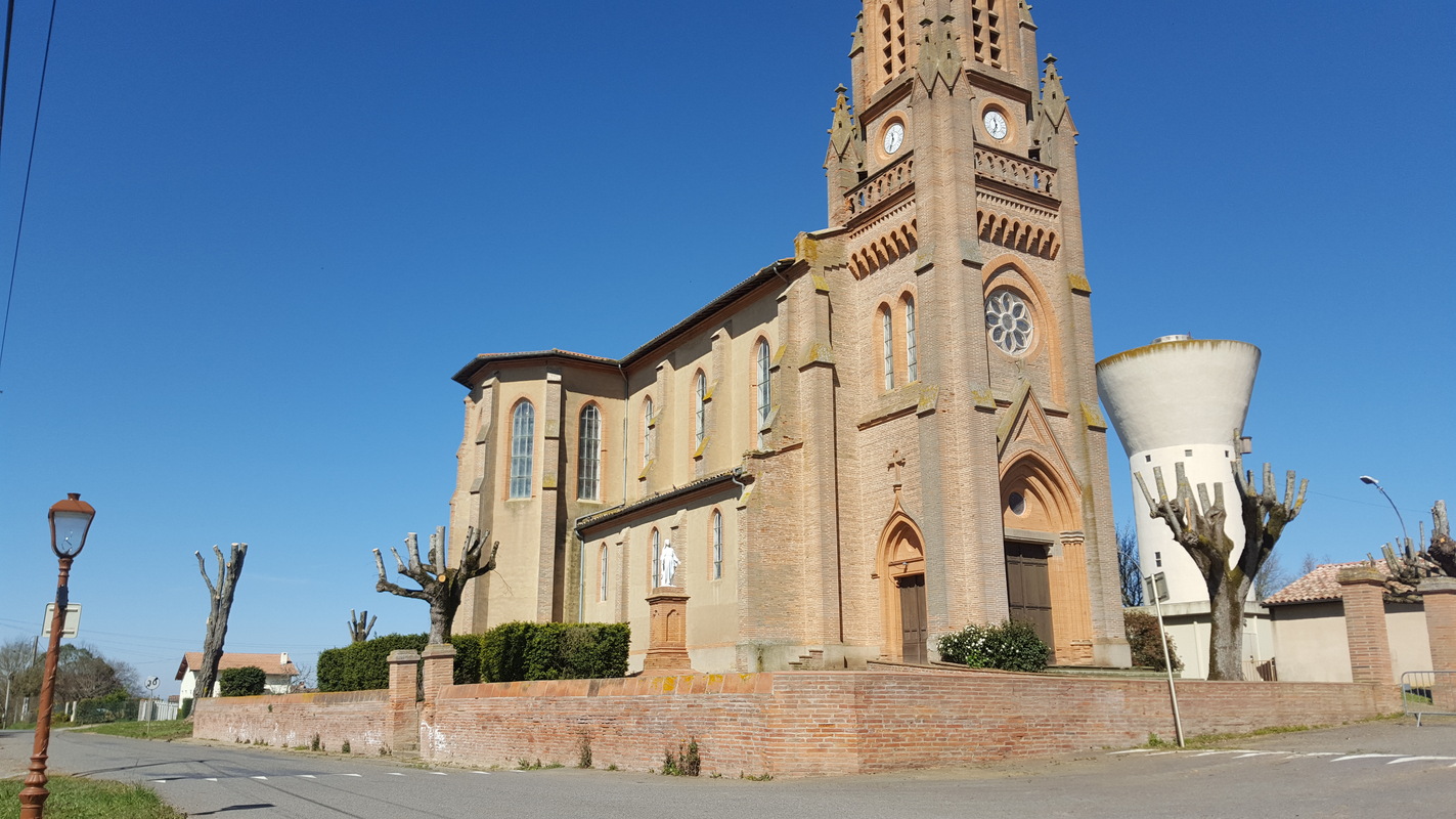 après sur le côté parvis