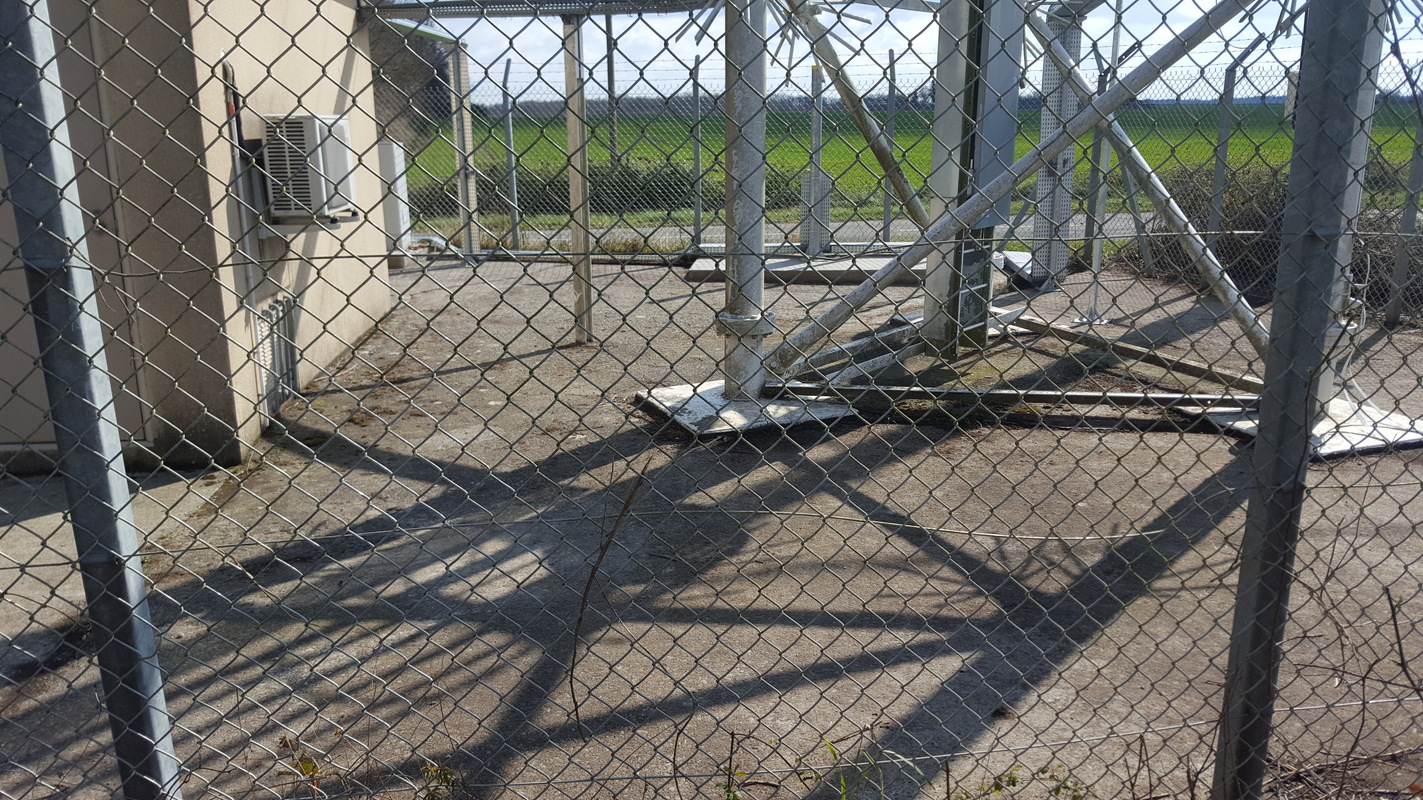 nettoyage de la plateforme supportant le pylône