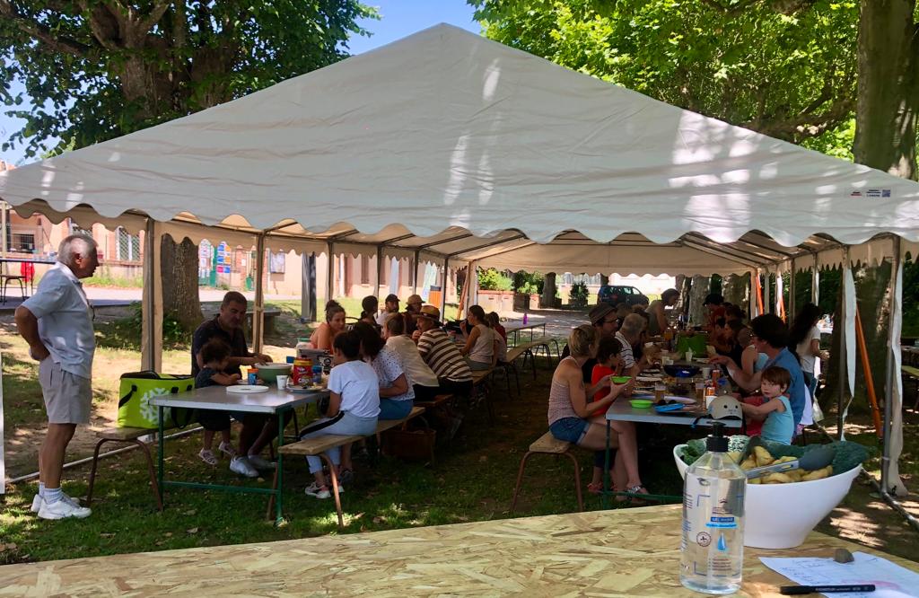 pique-nique sous le chapiteau