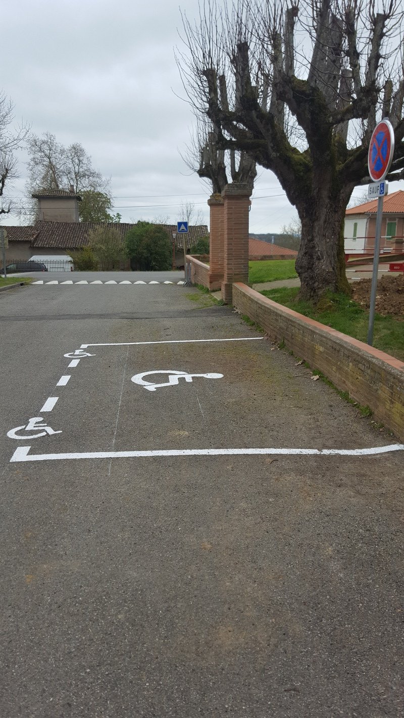 Emplacement PMR de l'église