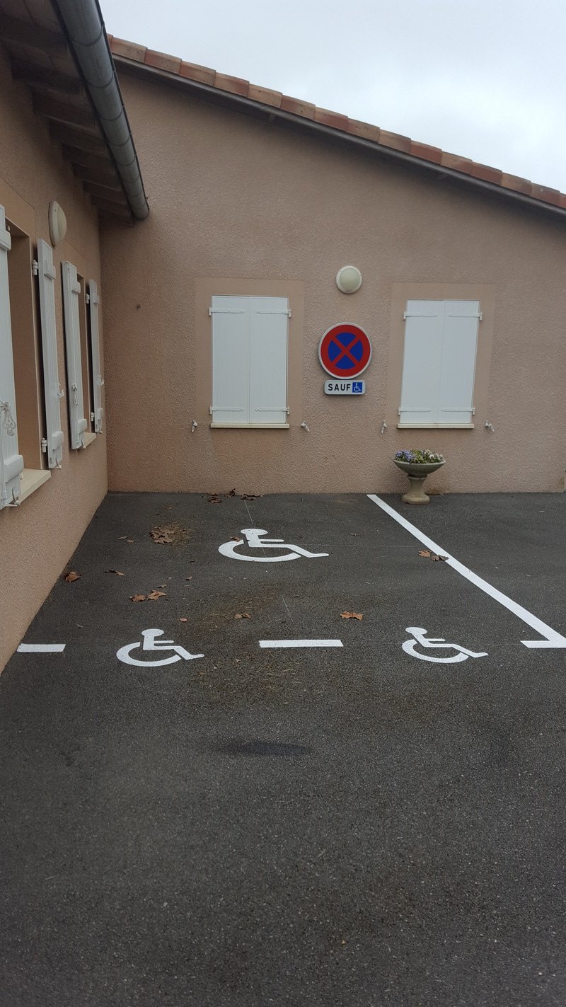 Emplacement PMR de la mairie