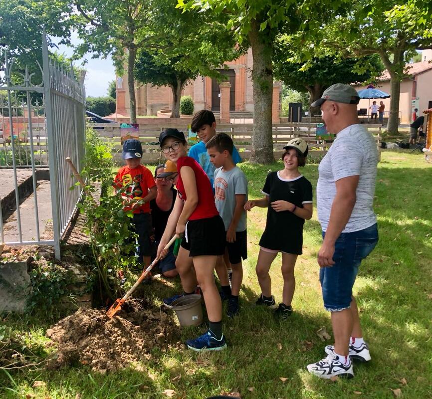 plantation d'un rosier par les enfants