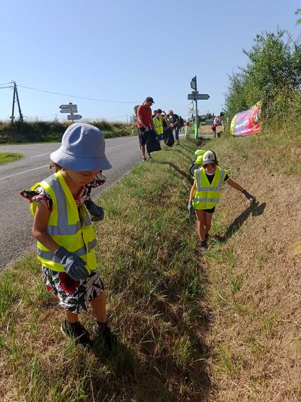 ramassage des déchets par les enfants